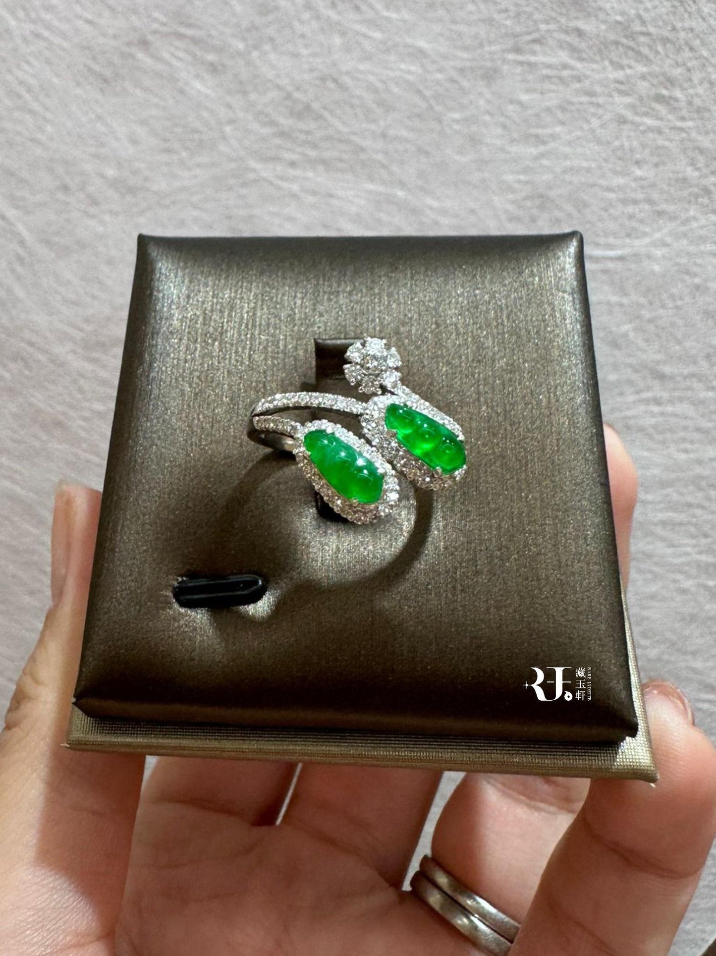 精美陽綠雙福豆戒指