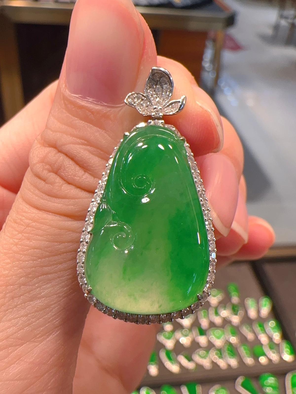 高冰陽綠如意吊墜| Rare Jadeite 藏玉軒