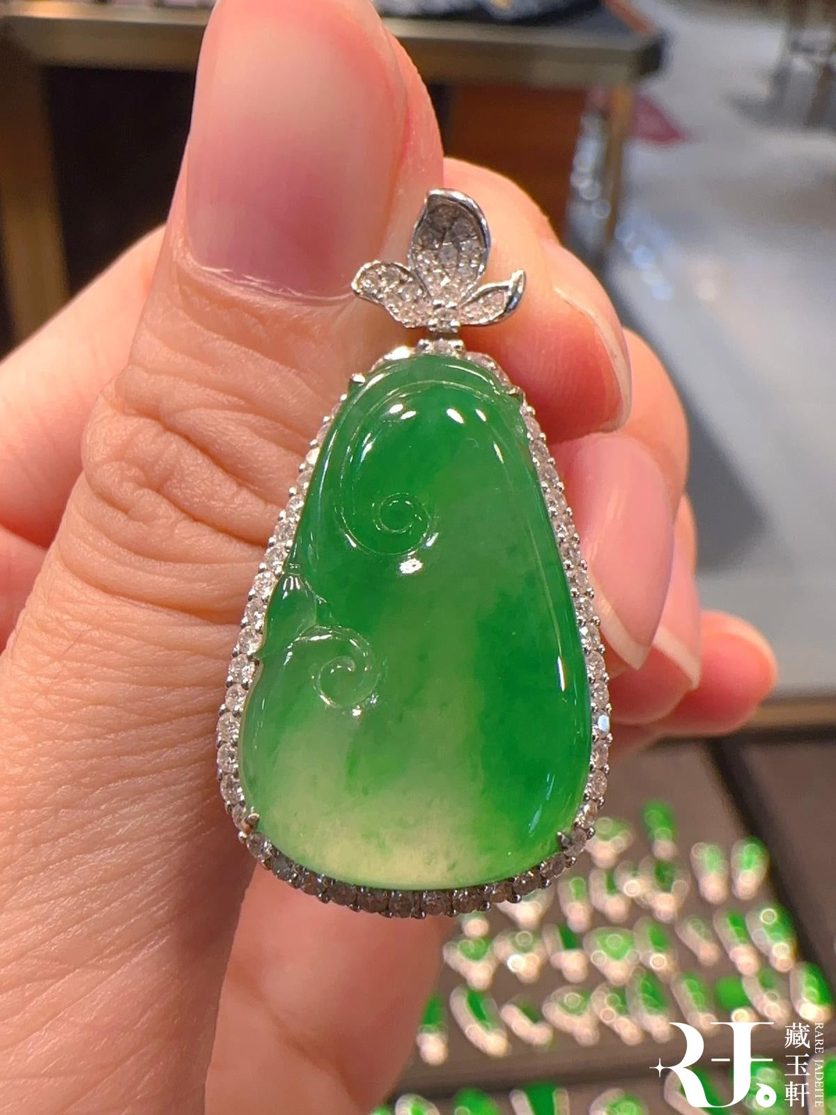 高冰陽綠如意吊墜| Rare Jadeite 藏玉軒