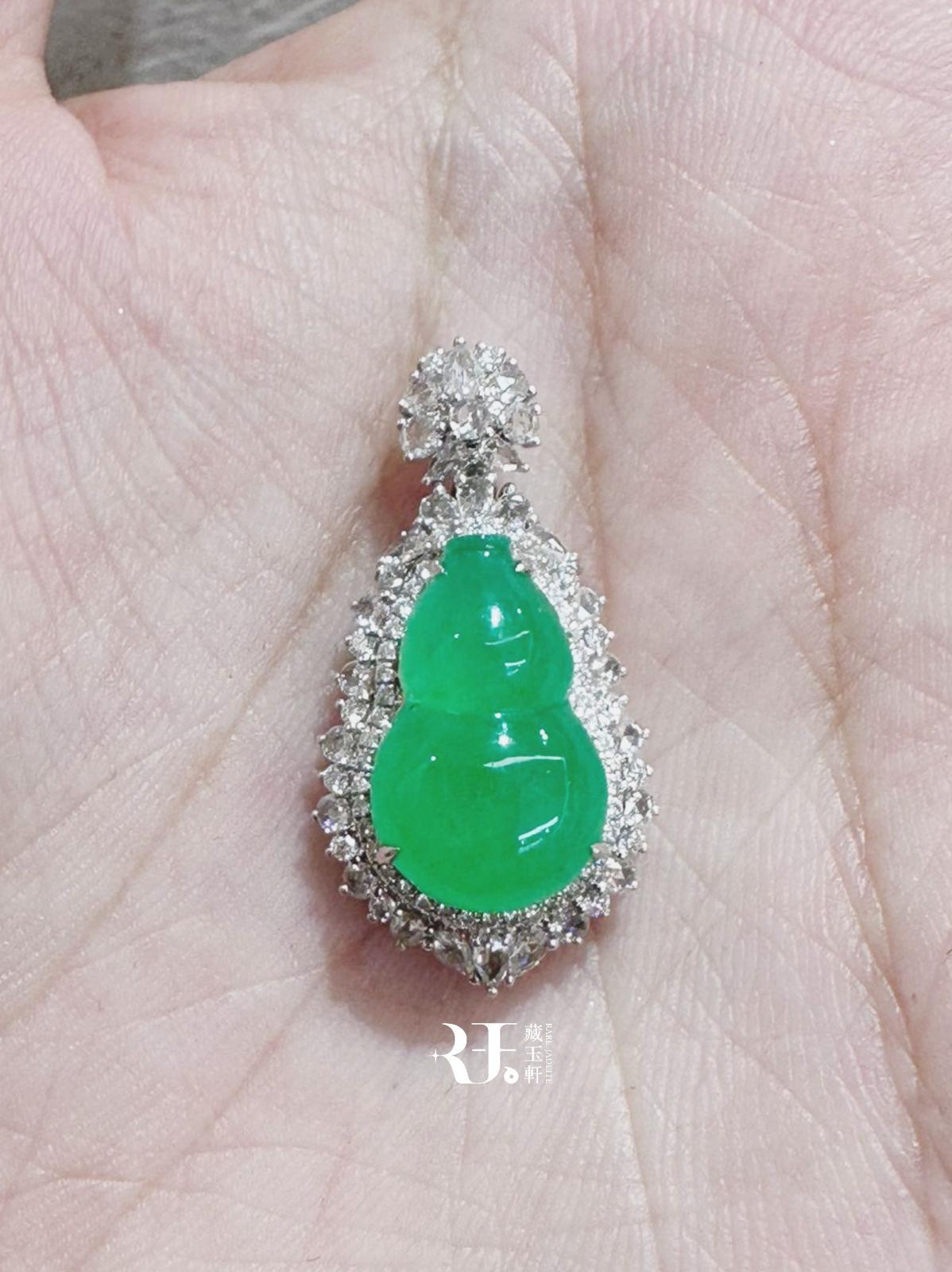 新入荷❣️天然本翡翠　高氷種氷陽緑翡翠使用、シルバー925 兎ちゃん　鑑定書付き 冰陽綠葫蘆翡翠吊墜| Rare Jadeite 藏玉軒