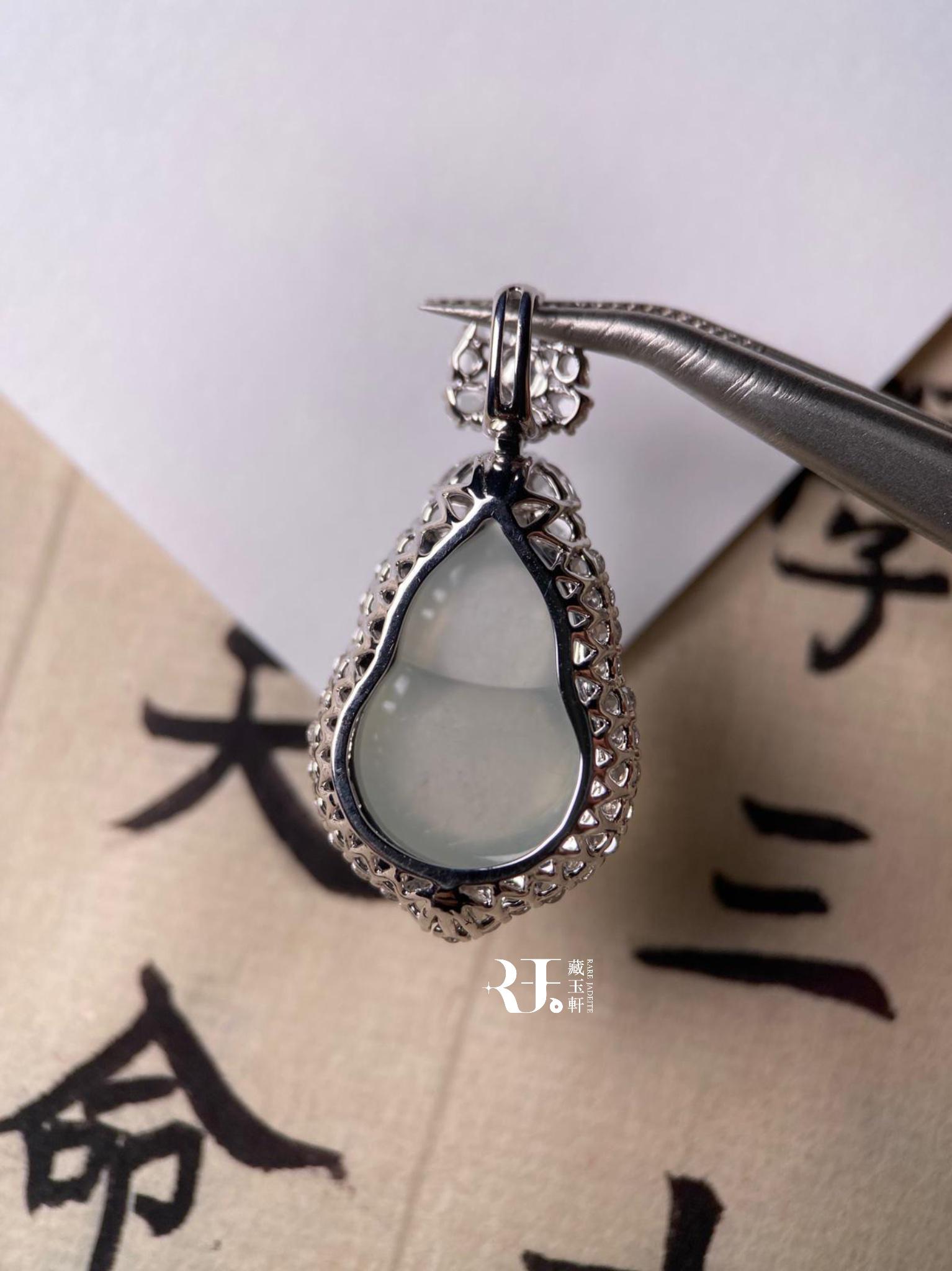 繁花白冰葫蘆吊墜| Rare Jadeite 藏玉軒