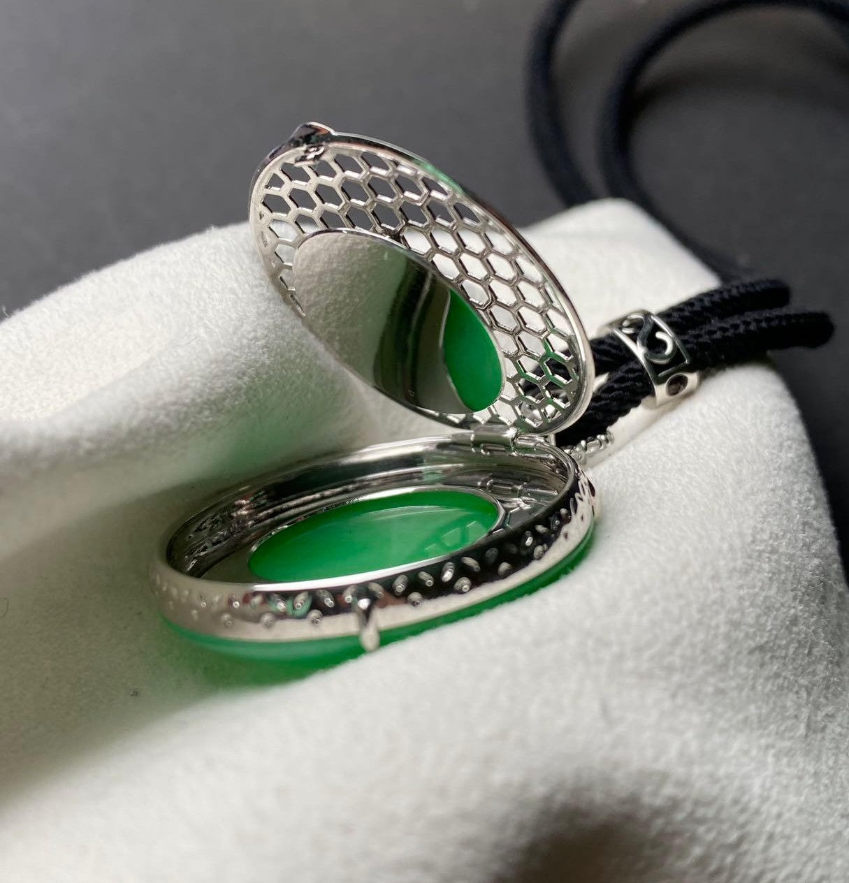 冰滿綠飄花圓牌