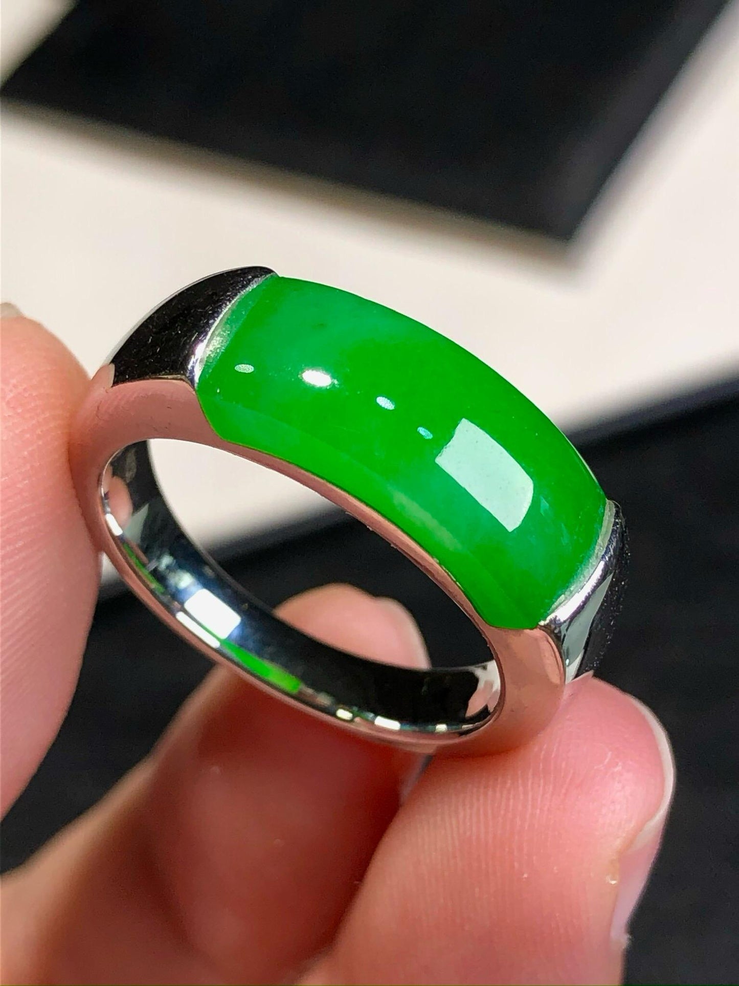 簡鑲陽綠馬鞍戒指