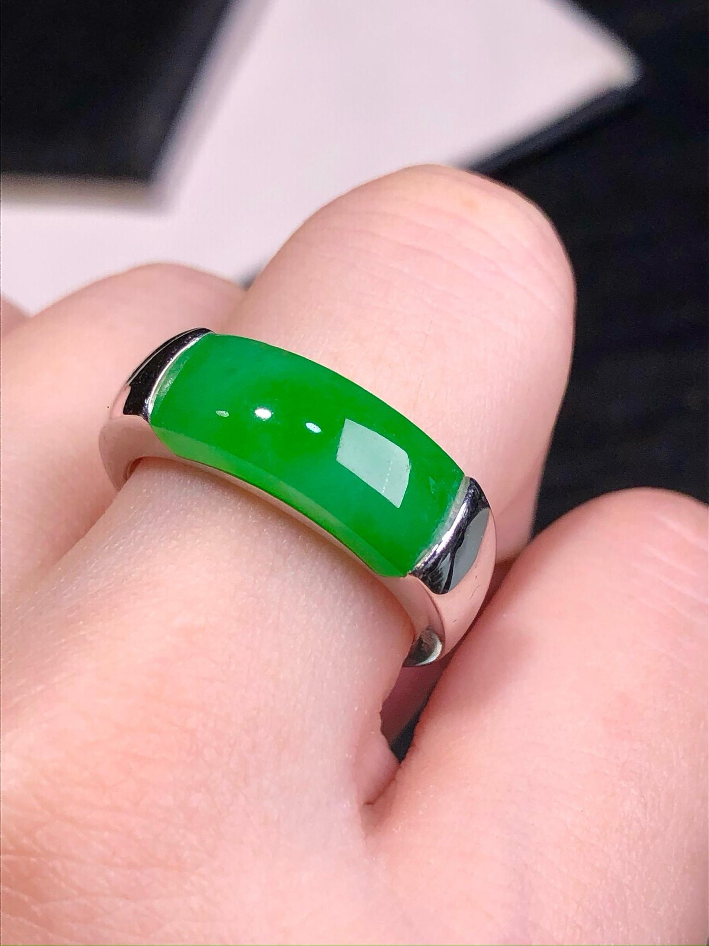 簡鑲陽綠馬鞍戒指