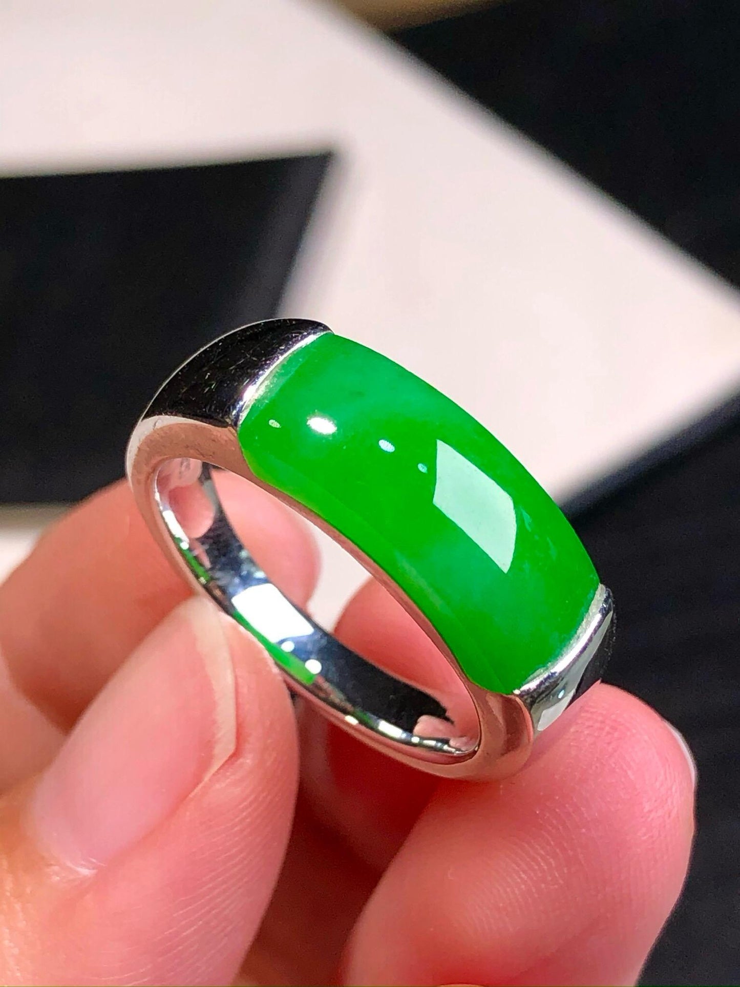 簡鑲陽綠馬鞍戒指