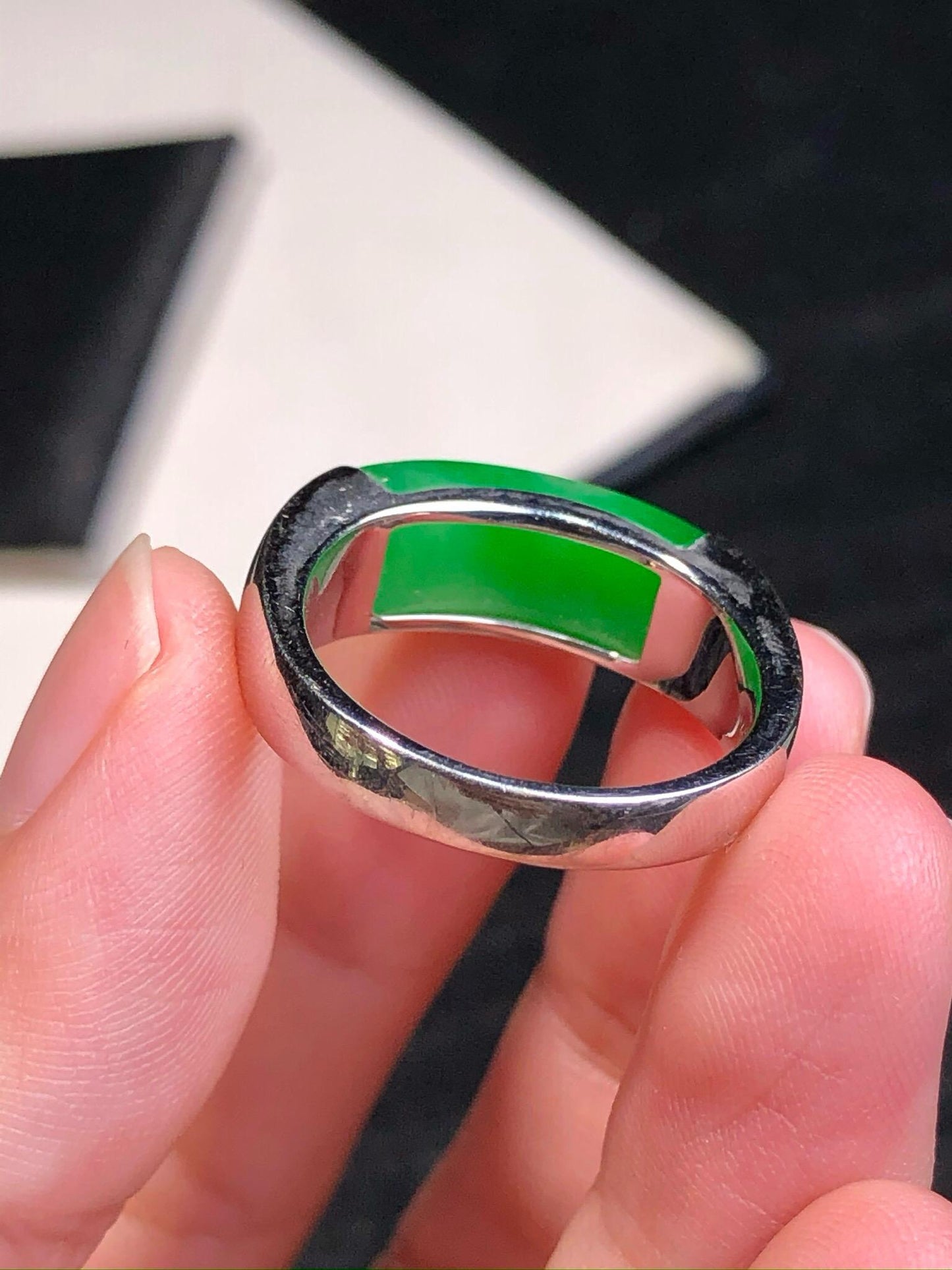 簡鑲陽綠馬鞍戒指