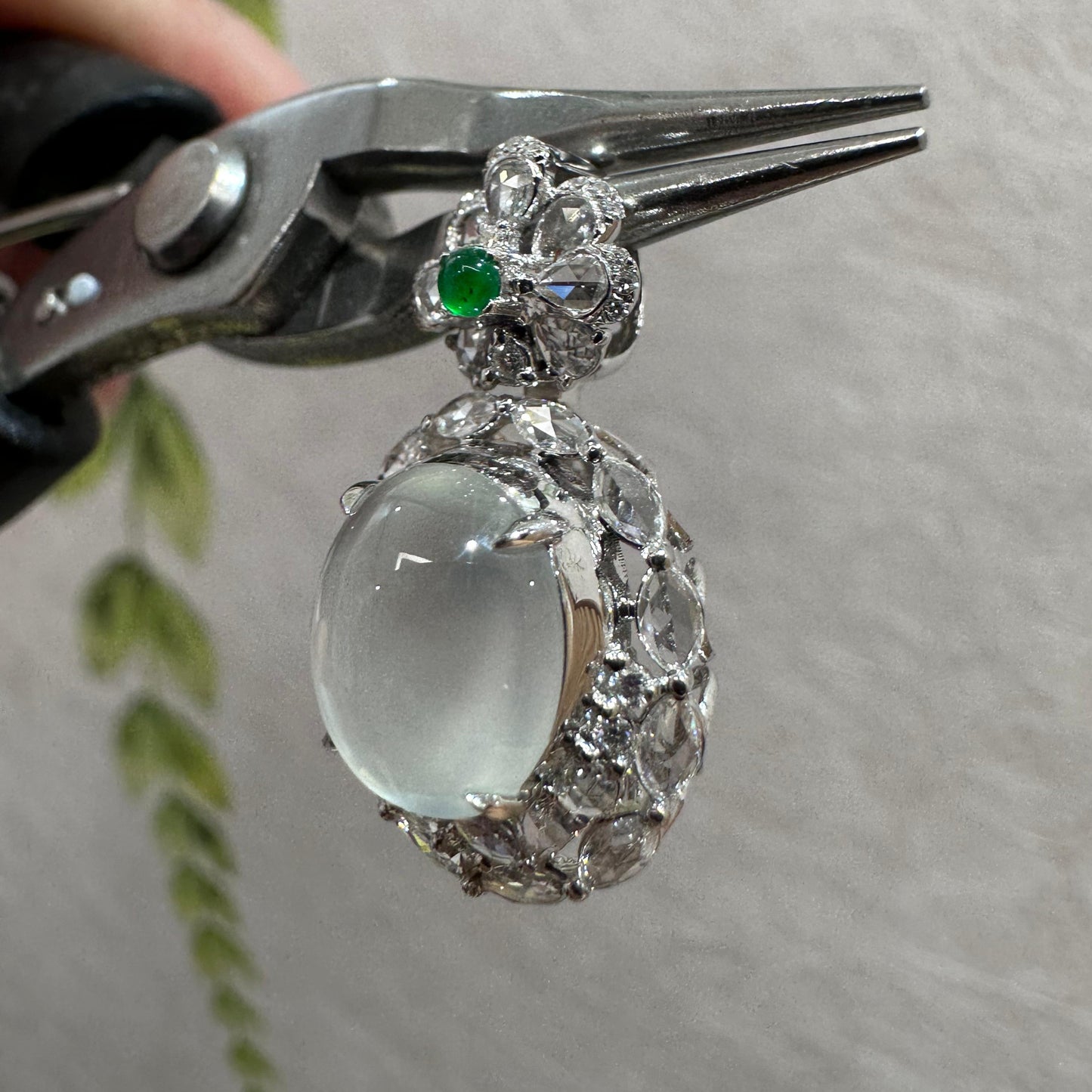 冰玻鴿子蛋吊墜