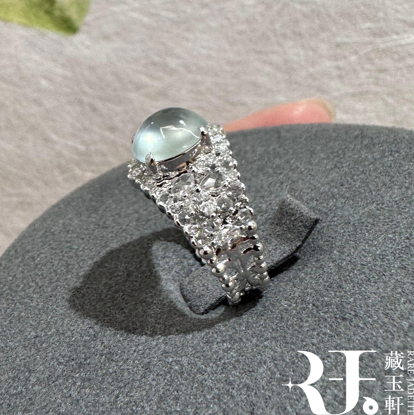 蕾絲蛋面翡翠戒指