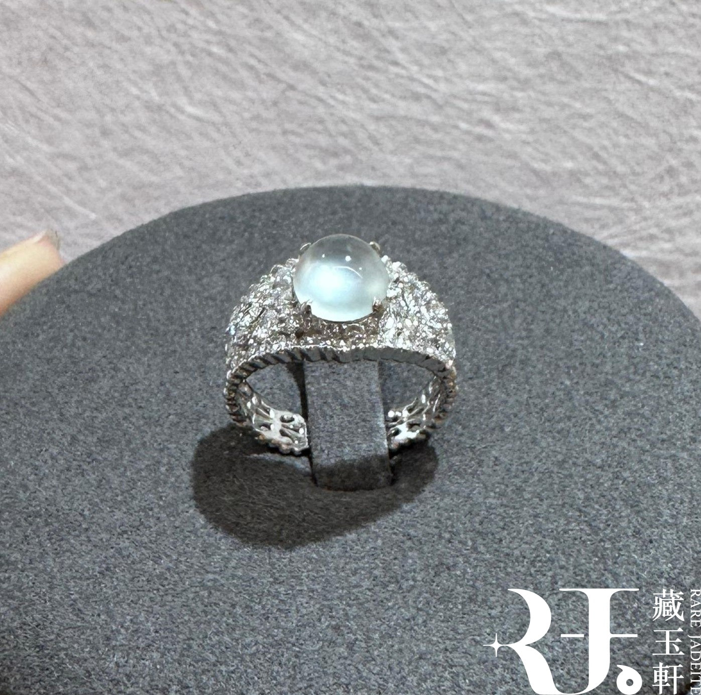 蕾絲蛋面翡翠戒指