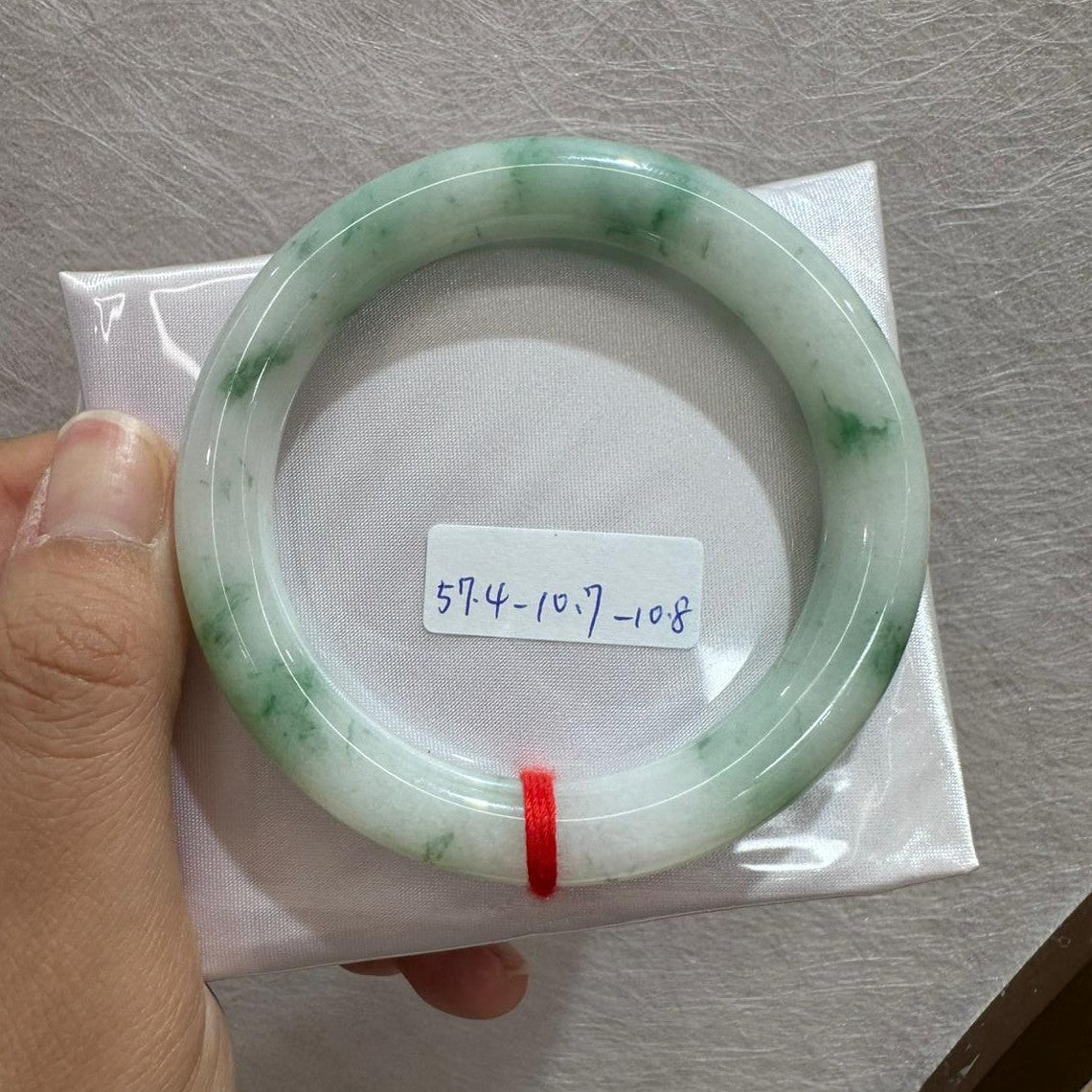 白底飄綠花手鐲57.4