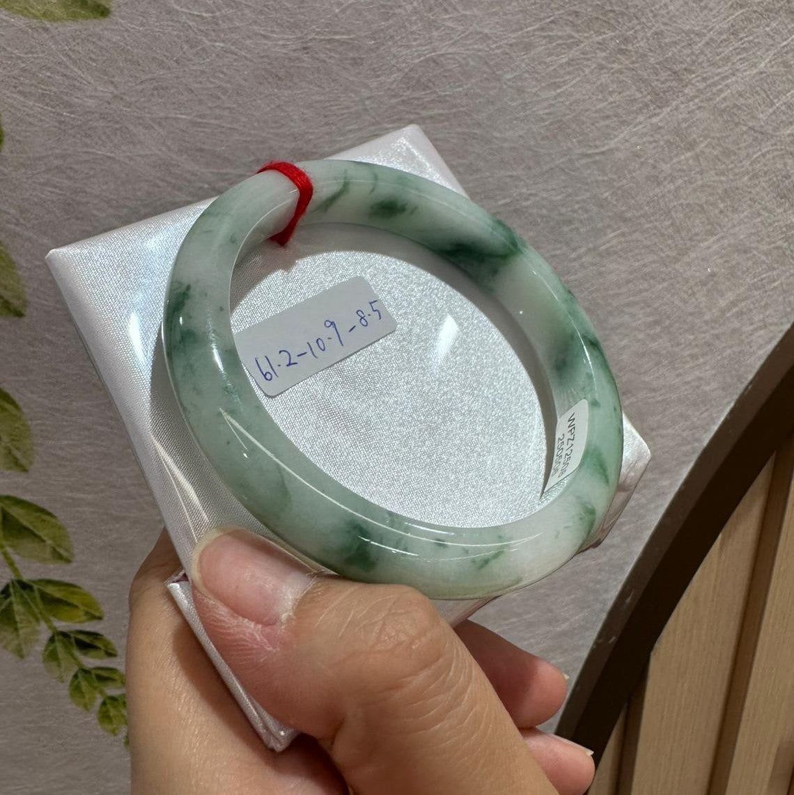 白底飄綠花手鐲61.2-3