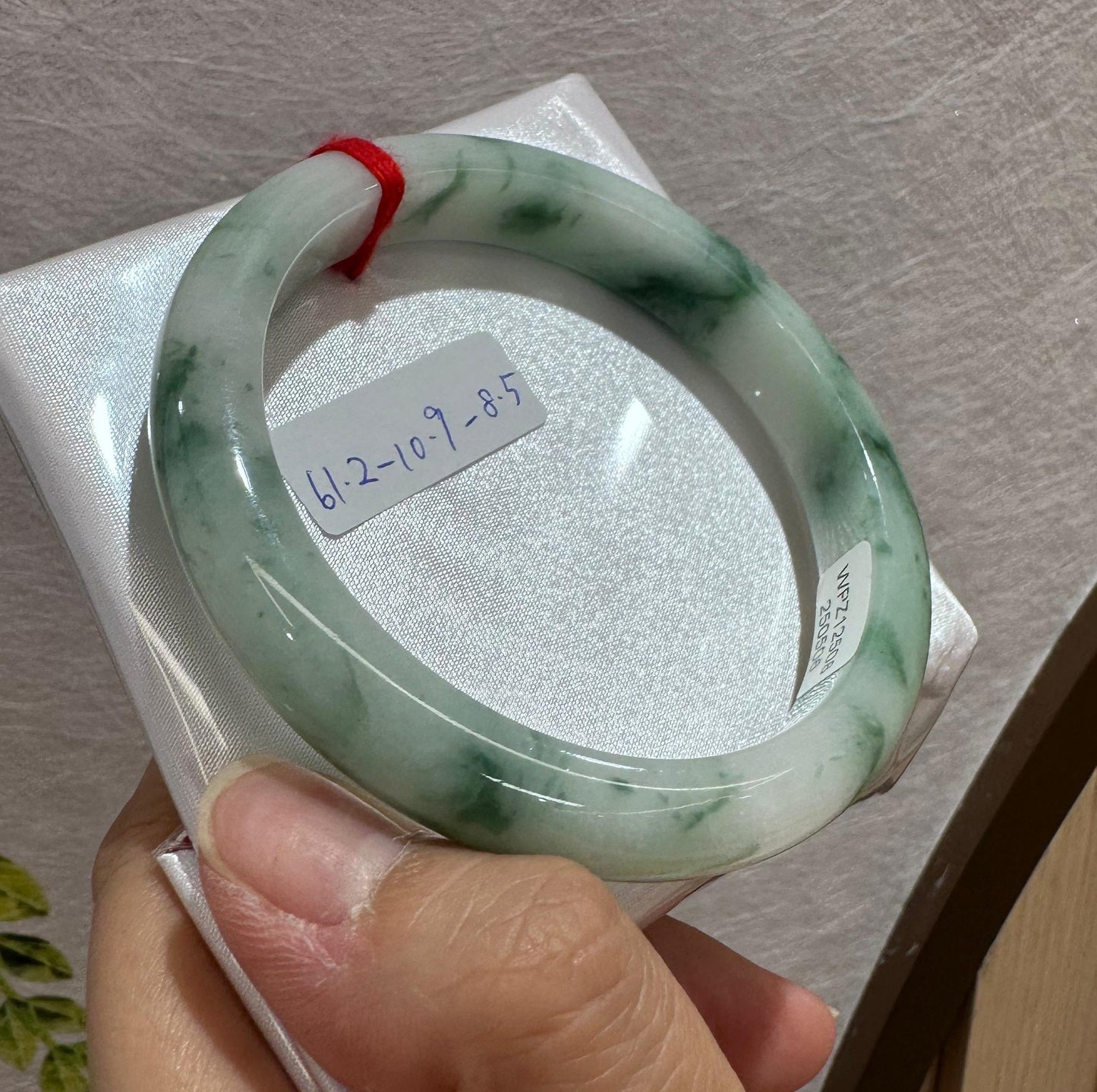 白底飄綠花手鐲61.2-3