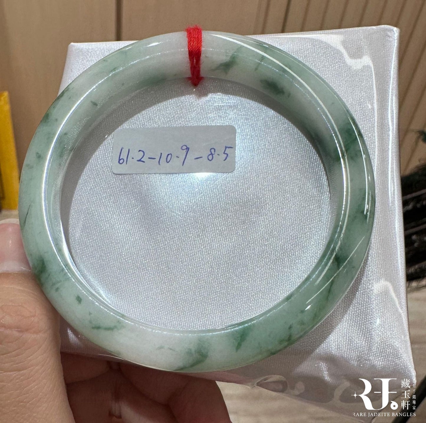 白底飄綠花手鐲61.2-3