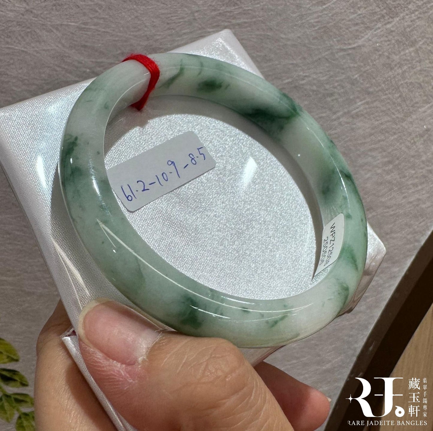 白底飄綠花手鐲61.2-3