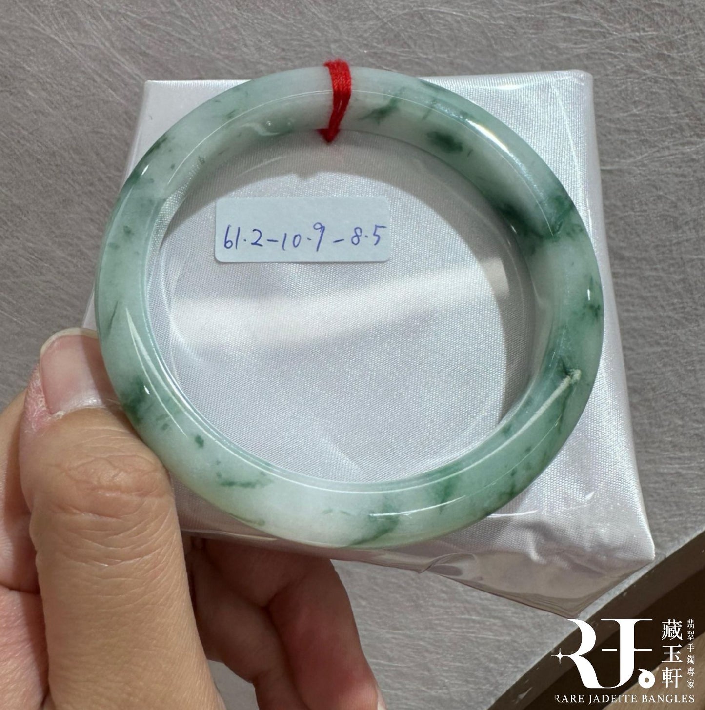 白底飄綠花手鐲61.2-3
