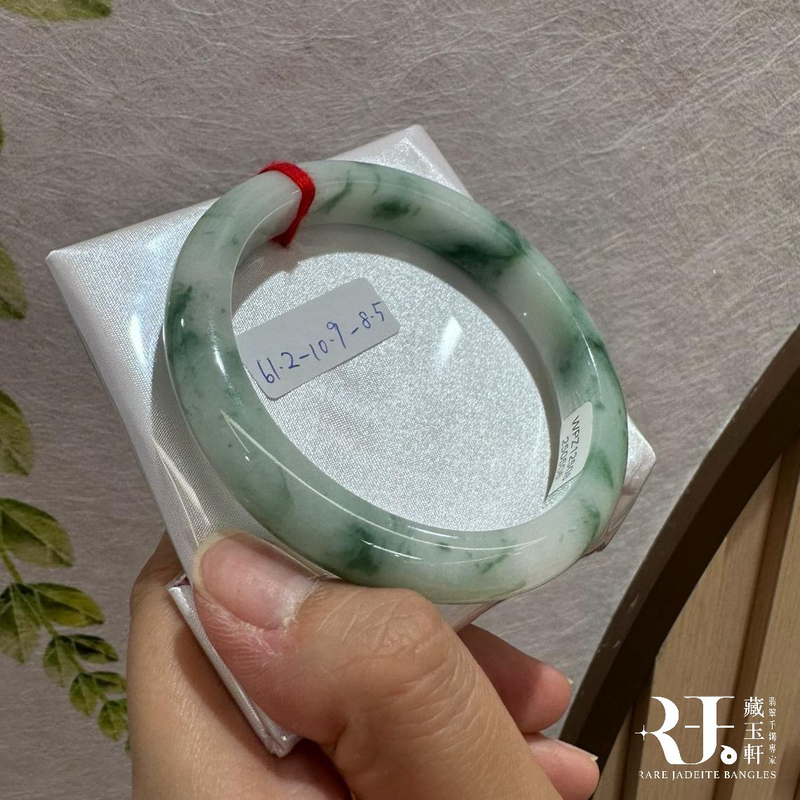 白底飄綠花手鐲61.2-3