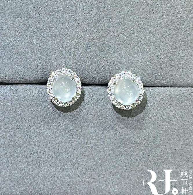 白冰蛋面耳釘